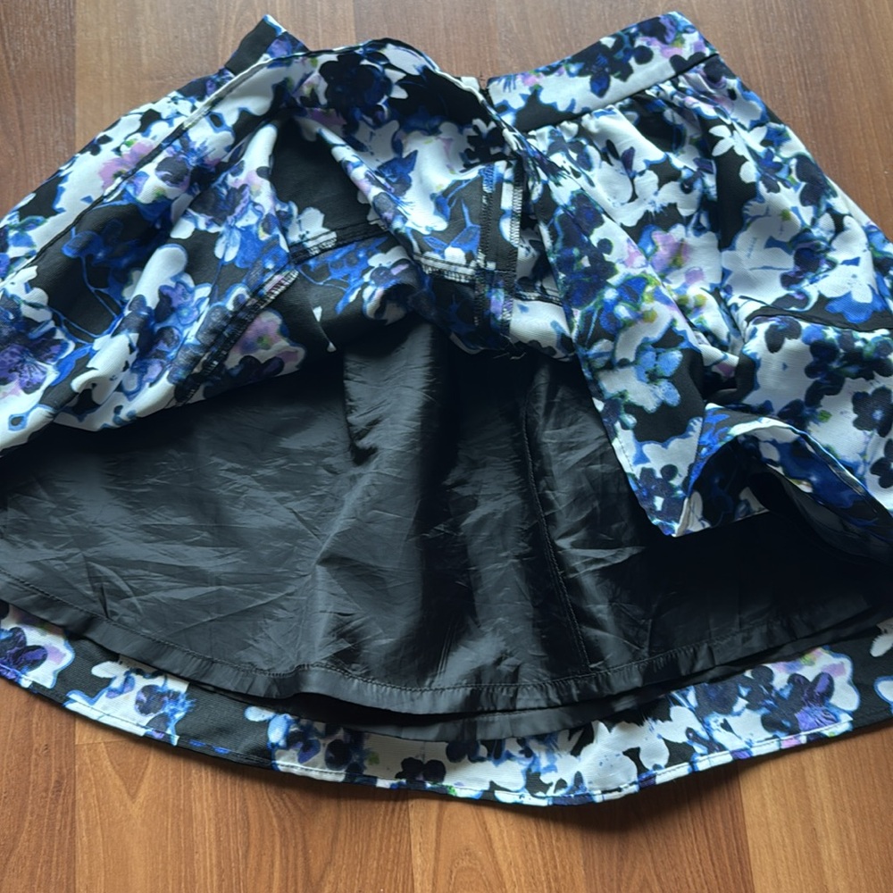 Express Skirt - Picture 4 of 4